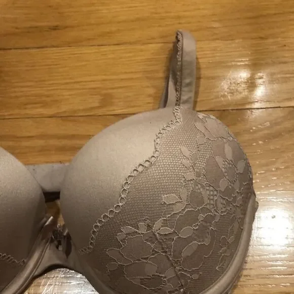 𝅺VICTORIA’S secrets perfect shape bra size 32 D. - Picture 2 of 6